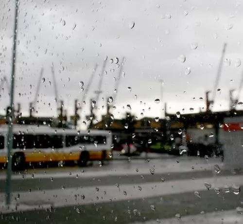 Imagem mostra centro de Porto Alegre, Capital do Estado do Rio Grande do Sul, em dia encoberto e com chuva.