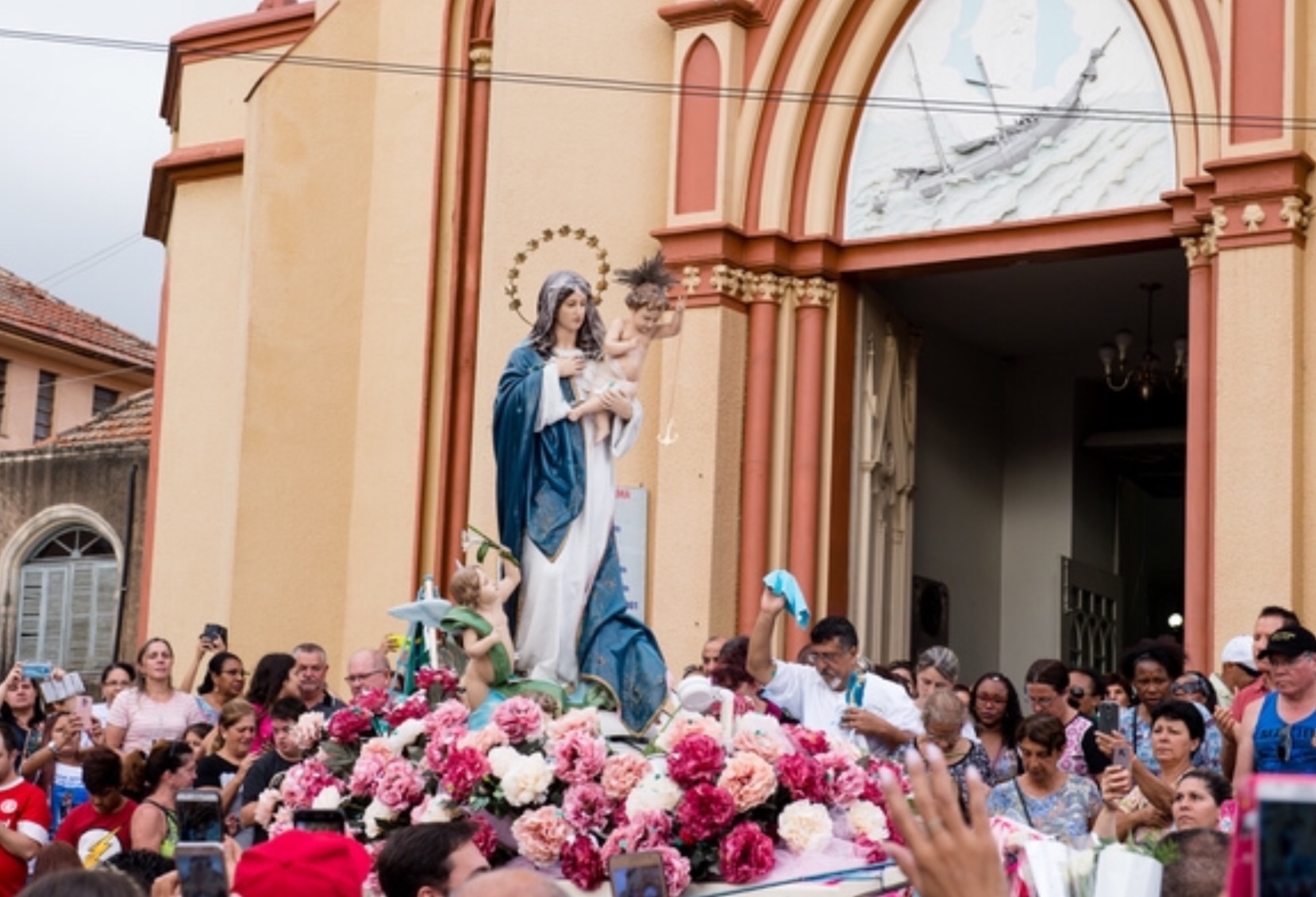 Procissão levou imagem da santa desde o Santuário, no Navegantes, até a Igreja do Rosário, no Centro Histórico. Foto: Ederson Nunes/CMPA