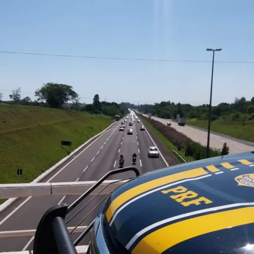Imagem mostra carros trafegando pela rodovia BR-290, a FreeWay,