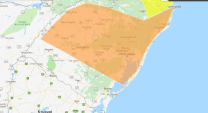 Mapa do Estado brasileiro do Rio Grande do Sul com uma camada de cor laranja, que simboliza alerta para risco de tempestades. Áreas sob risco são Noroeste, Norte, Serra, Centro, Vales, região metropolitana e Litoral Médio e Norte.