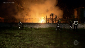 Duas casas são destruídas por incêndio na Ilha do Pavão, em Porto Alegre