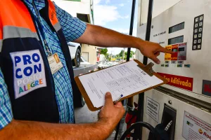 Valores da gasolina comum variam de R$ 5,27 a R$ 5,49 o litro na Capital
