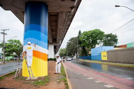 Pintores começam a dar cor aos pilares seguindo as artes do artista Bruno Schilling. Foto: Eduardo Defferrari/Divulgação