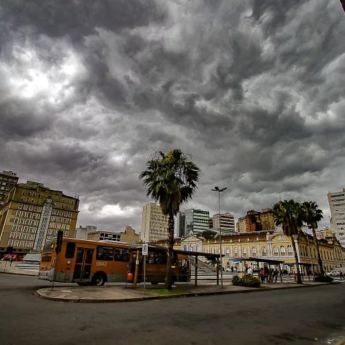 Nuvens carregadas são vistas no Centro de Porto Alegre, RS, após passagem de temporal.