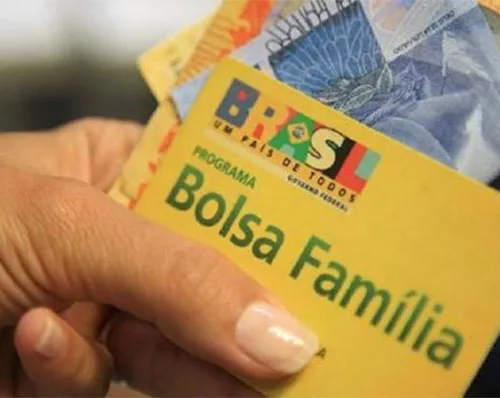 Cartão antigo do Bolsa Família segue valendo para saques do Auxílio Brasil.