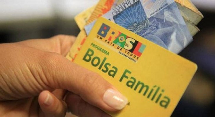 Cartão antigo do Bolsa Família segue valendo para saques do Auxílio Brasil.