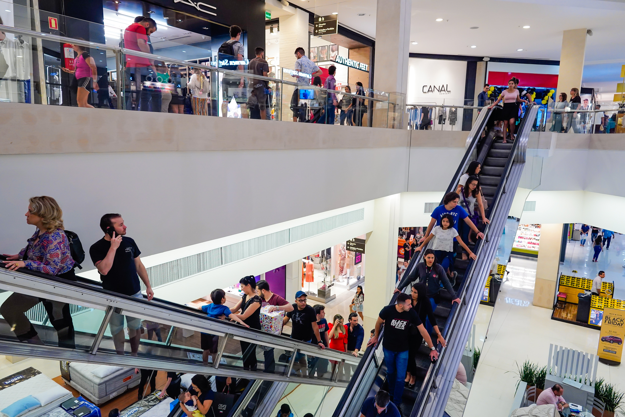 Decathlon chega ao Iguatemi. Imagem do shopping mostrando dois pisos e escada rolante.