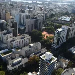 Vista aérea da cidade de Porto Alegre. Diversos prédios com algumas árvores