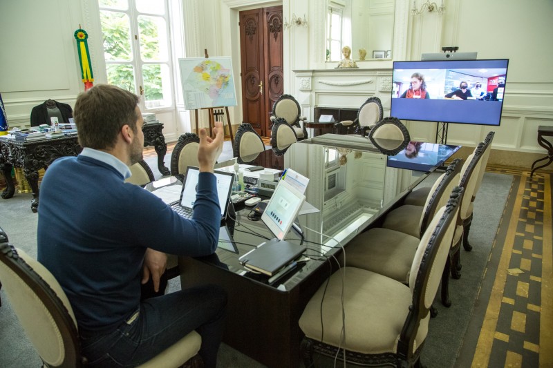 Eduardo Leite em videoconferência com executivos do Santander. Foto: Gustavo Mansur / Palácio Piratini