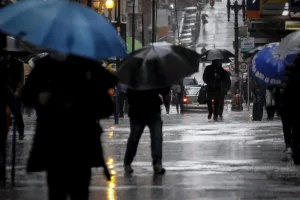 Tempo: Semana começa com risco de chuva forte e temporal no RS
