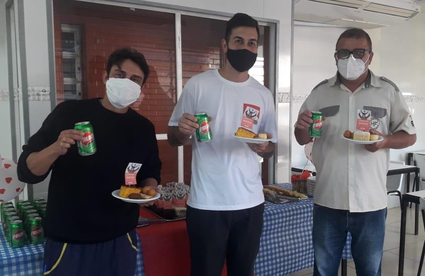 Fruki homenageou os profissionais de saúde que estão se dedicando durante a pandemia da Covid-19, no Hospital de Clínicas, em Porto Alegre, e no Hospital Florianópolis, na capital catarinense. Foto: Divulgação
