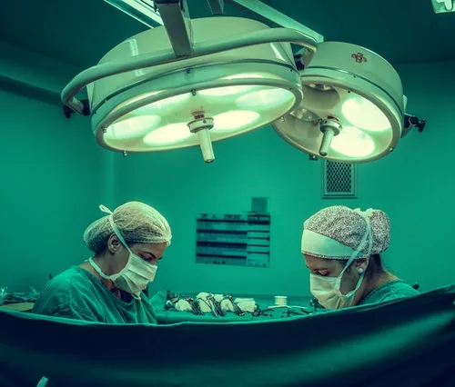 Sala de cirurgia com dois profissionais. Matéria dobre doação de órgãos.