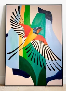 Pássaro colorido voando em tela com fundo azul e verde.