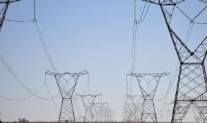 Foto mostra várias torres com linhas de transmissão de energia elétrica