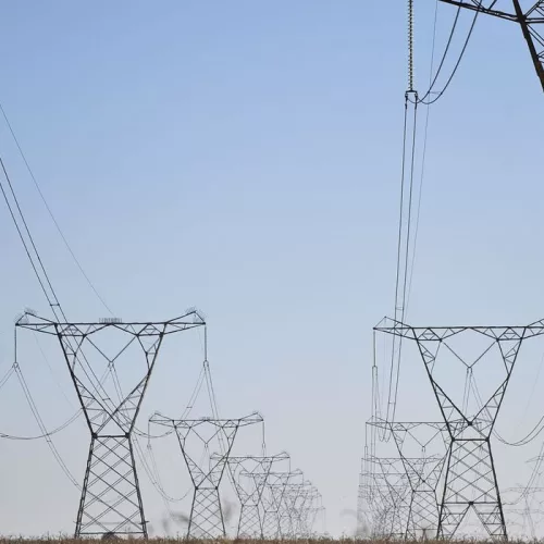 Foto mostra várias torres com linhas de transmissão de energia elétrica
