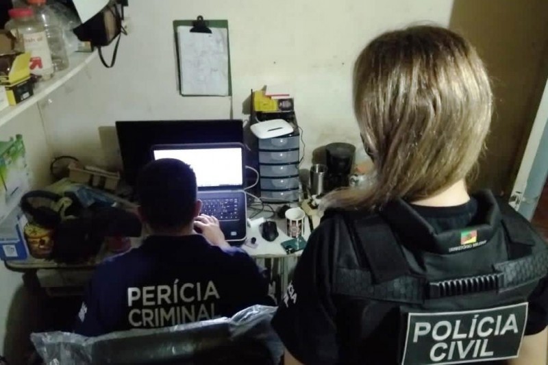 Policiais Civis e Peritos do IGP apuram armazenamento e compartilhamento de imagens sexuais de crianças e adolescentes. Foto: Divulgação/Polícia Civil