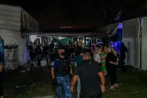 Fiscalização encerra duas festas clandestinas com centenas de pessoas em Porto Alegre