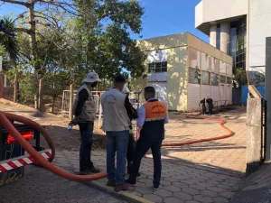 Vazamento de combustível é registrado em posto no bairro Azenha, em Porto Alegre
