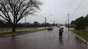 Chuva forte provoca alagamentos e desabamento de casa em Porto Alegre