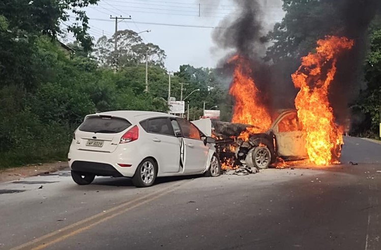 Carros colidiram na ERS-020, em Gravataí.