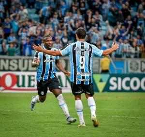 Na Arena, Grêmio vence CRB e assume liderança na Série B