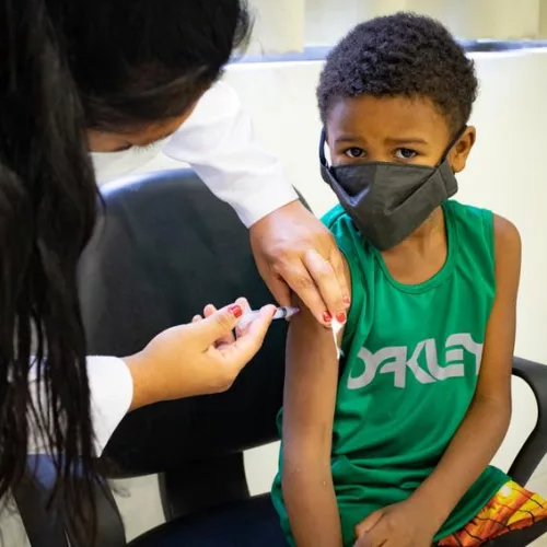 Criança recebe vacina contra a covid em Porto Alegre