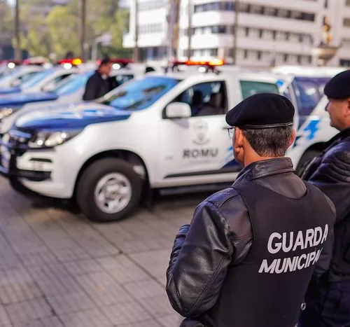 Dois guardas municipais de Porto alegre em frente a viaturas durante trabalho de fiscalização na Capital
