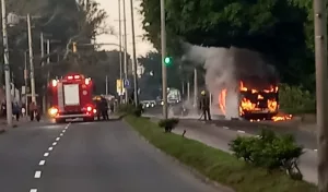 Ônibus pega fogo na zona leste de Porto Alegre