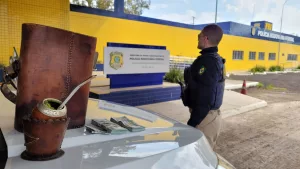 Mais de 20 mil dólares são encontrados dentro de mateira na BR-290, em Uruguaiana