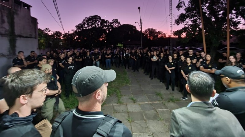 Policiais de farda preta reunidos ao amanhecer às vésperas da Operação Pater Potestas