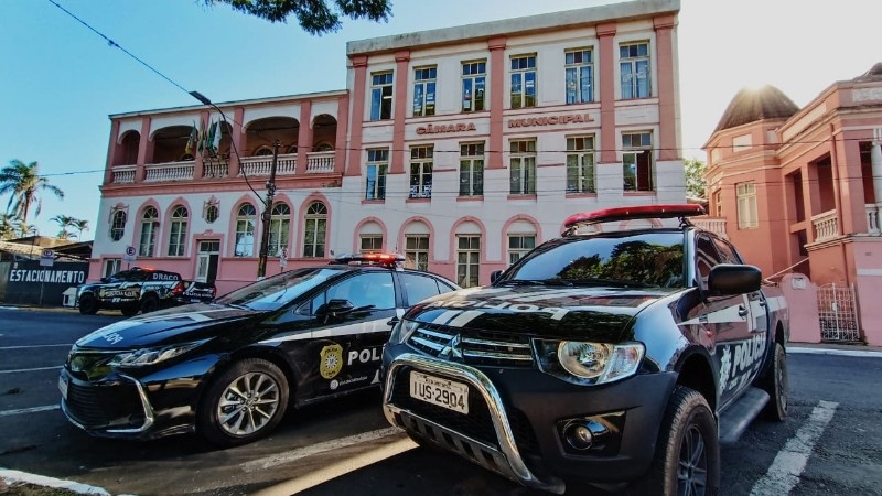 viaturas pretas da Polícia Civil em frente ao prédio rosa da Câmara Municipal de São Leopoldo