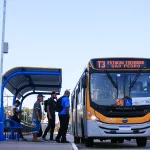 Passageiros embarcam no ônibus amarelo T3, no novo corredor de ônibus da Avenida Tronco, em Porto Alegre