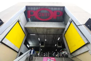 Imagem mostra fachada do PopCenter de Porto Alegre.