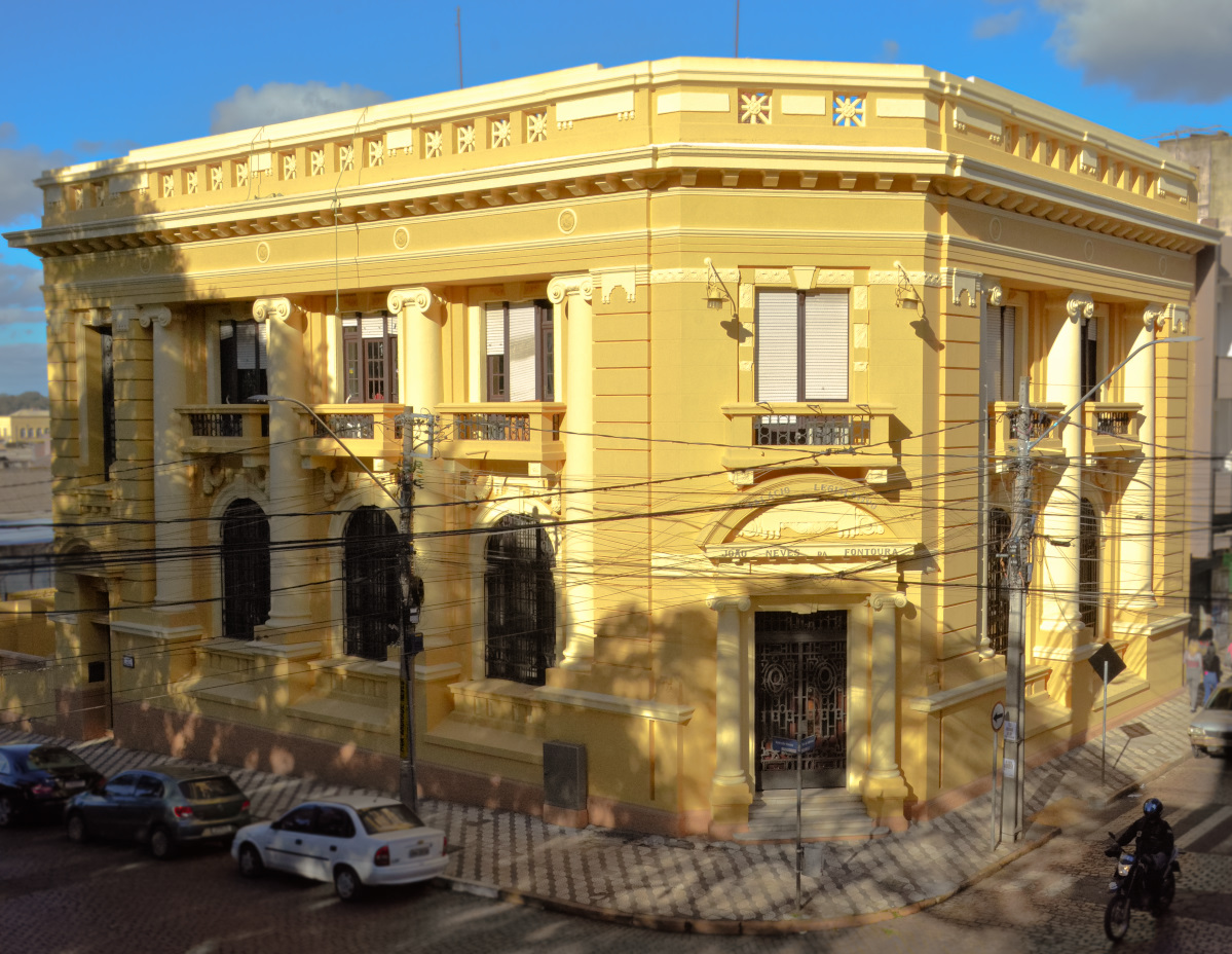 Fachada do Prédio amarelo da Câmara dos Vereadores de Cachoeira do Sul. Construção tem um estilo antigo, mas está restaurado.