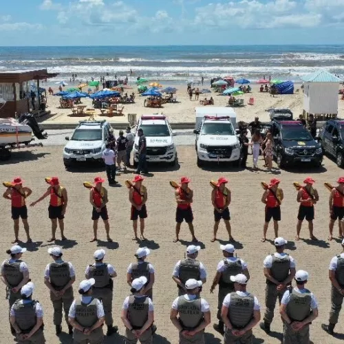 Bombeiros e policiais militares perfilados para cerimônia de lançamento da Operação RS Verão Total na praia de Capão da Canoa.