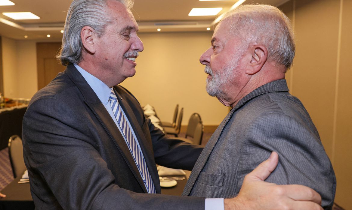 Presidentes Alberto Fernández, da Argentina, e Lula, do Brasil, ambos de terno, se cumprimentam