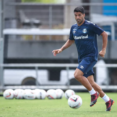 Suárez de uniforme de treino azul escuro do Grêmio em preparação para a temporada