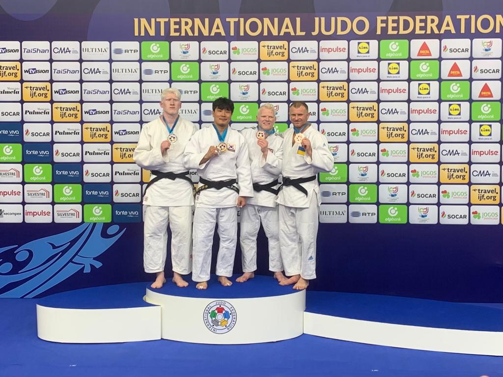 Judoca Marcelo Casanova em meio aos demais competidores comemorando a prata no Grand Prix de Almada em Portugal