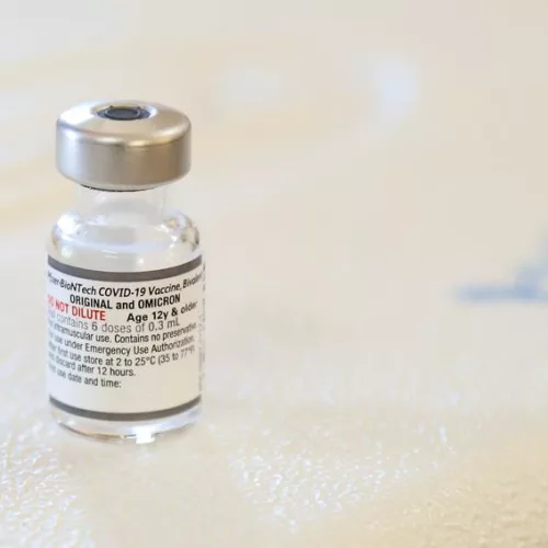 frasco transparente com o rótulo da vacina bivalente contra covid-19