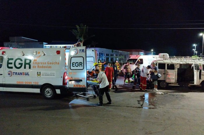 Equipes prestam atendimento às vítimas de acidente entre Kombi e Spin em Capivari do Sul