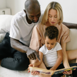 Pai, Mãe e Filho leem um livro