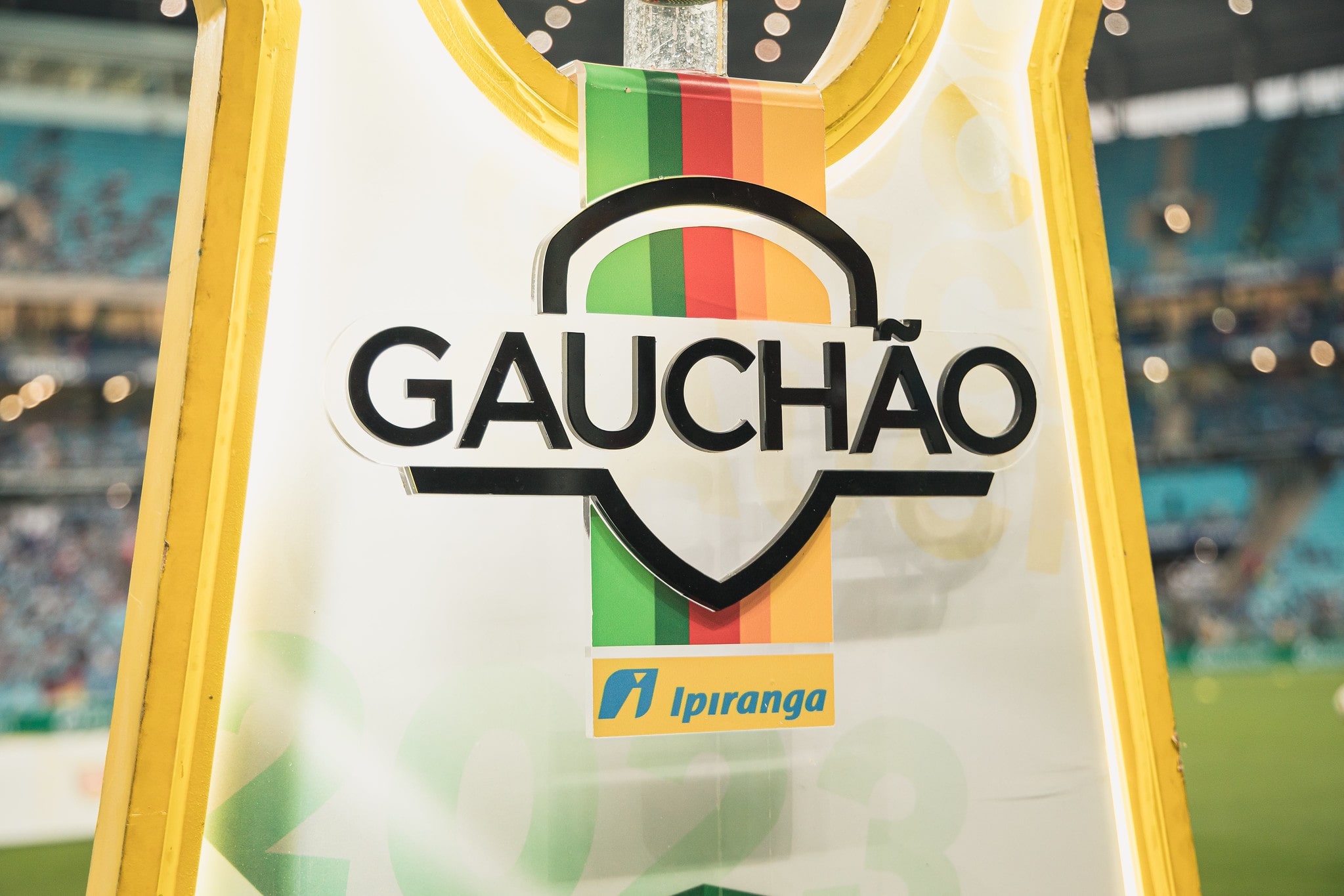 Painel com a marca do Gauchão 2023. Abaixo, logo da patrocinadora, a petrolífera Ipiranga.