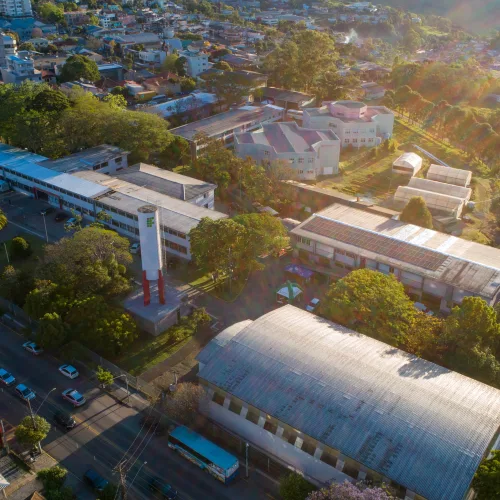 Vista aérea mostra prédios e pavilhões do IFRS em Bento Gonçalves.