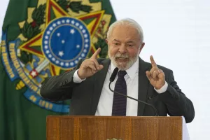 Lula é diagnosticado com pneumonia leve, diz Planalto