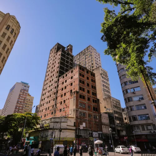 Imagem do prédio conhecido como "Esqueletão", no Centro de Porto Alegre. Edifício tem lajes e estruturas aparentes e nunca foi finalizado. Crédito: Cesar Lopes / PMPA