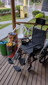 Como tampas plásticas se transformam em cadeiras de rodas adaptadas