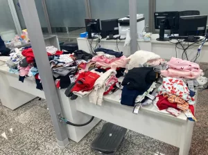 Receita encontra mais de US$ 5 mil em itens para bebês em bagagem de passageira no aeroporto de Porto Alegre