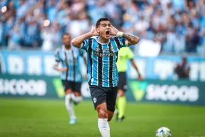 "Não quer dizer que seja o melhor do Brasil", diz Renato após Grêmio atropelar o Coritiba