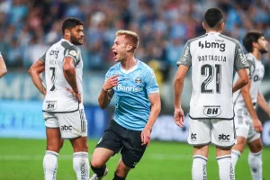 Na raça, Grêmio vence o Atlético-MG e Renato ressalta a entrega dos jogadores