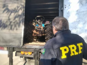 Polícia encontra trator em baú de caminhão e 2 homens são presos na Serra